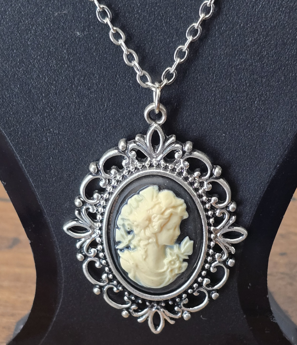Vintage Style Pendant Princess Necklace