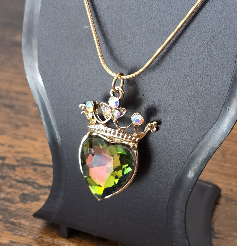 Queen of My Heart Iridescent Heart Pendant Chocker Necklace