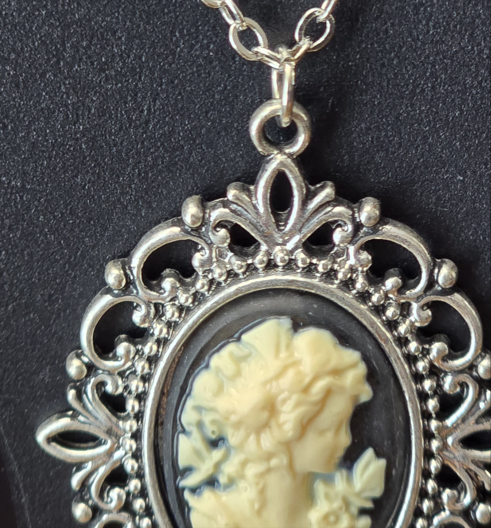 Vintage Style Pendant Princess Necklace